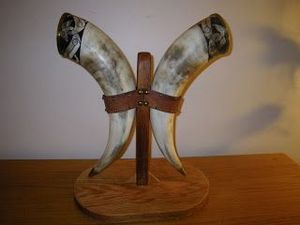 Corne à boire en corne de vache élégante avec étui en cuir pour les thèmes historiques cosplay et les décors inspirés de la mythologie nordique - Product Image 4