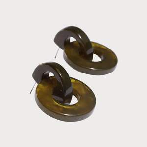 Boucles d'oreilles légères en corne organique fabriquées à partir de matériaux d'origine éthique pour les amateurs de mode et de style durables - Product Image 5