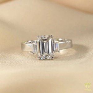 Exportation Qualité Élégante Moissanite Bague de Fiançailles Argent Sterling Design Classique Pierres Précieuses Étincelantes pour Femmes Disponible à la Vente - Product Image 1