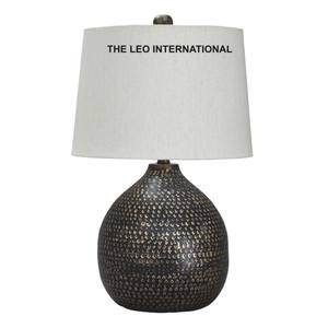 Listo en stock Lámpara de mesa de lujo moderna con pantalla Lámpara de mesa de diseño de forma frondosa chapada en oro Fácil instalación - Product Image 5