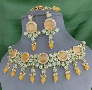 Elegante Juego de Collar con Piedras Kundan Chapadas en Oro de Primera Calidad con Aretes y Tikka para Bodas, Colección para Mujer - Product Image 1