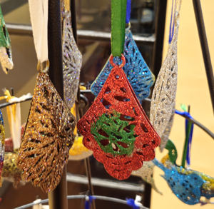 Adorno colgante en forma de hoja con purpurina dorada, decoración de árbol de Navidad de Metal para fiesta de vacaciones, decoración del hogar, regalo - Product Image 6