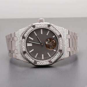 Gran oferta de Reloj clásico de plata con diamantes para uso diario y formal y batería de larga duración para hombres disponible para la venta - Product Image 4