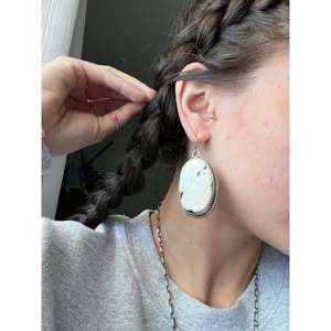 Ensemble de bijoux fins en argent sterling et buffle blanc Navajo, comprenant un collier et des boucles d'oreilles - Product Image 3