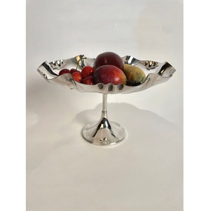 Cuenco de metal con acabado plateado y un brillo elegante de primera calidad, diseñado para añadir un toque de lujo refinado a cualquier interior moderno. - Product Image 1