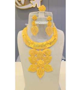 Elegante juego de collar de 4 piezas chapado en oro con diamantes para mujer para bodas y ocasiones festivas India - Product Image 4