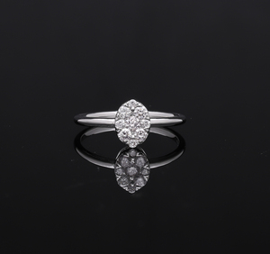 Anillo Clásico de Diamantes Naturales con Baño de Rodio en Oro de 14K, Diseño Ovalado con Diamantes Redondos Brillantes y Detalles Florales para Mujer - Product Image 3