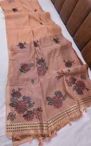 Sari de cuerpo entero con motivos florales étnicos de algodón de primera calidad con borlas elegantes y blusa de contraste lista para fiestas - Product Image 2