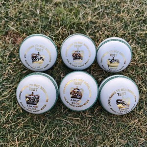 Venta al por mayor de pelotas de cricket de cuero blanco 4 piezas de marca personalizada OEM cosido a mano para la práctica del partido - Product Image 1