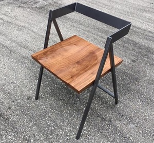 Silla de jardín Bistro de hierro con acabado negro de diseño moderno, ligera, apilable para uso en exteriores e interiores en restaurantes - Product Image 1