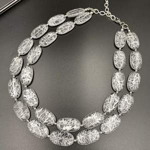 Collier à la mode en cordon de perles en résine artisanale avec prix marketing - Product Image 6