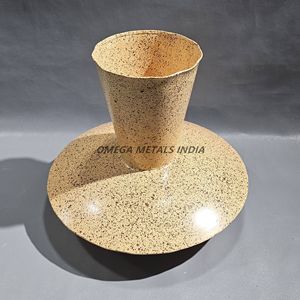 Vase en métal doré contemporain fabriqué à la main Matériau en bois avec finition texturée Corps évasé Pièce décorative pour tout espace - Product Image 2