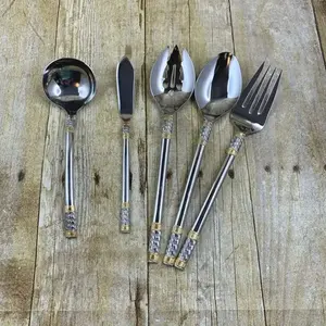 Ensemble de couverts élégant avec poignées en marbre blanc et têtes de finition argentées, parfait pour les mariages modernes et les paniers cadeaux - Product Image 5