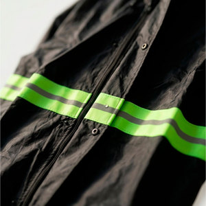 Impermeabile per Adulti Riutilizzabile in PVC e Poliestere, Leggero, Resistente, con Cappuccio e Strisce Riflettenti per Campeggio - Product Image 3