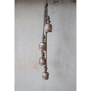 Carillon éolien rustique en fer et métal vintage Mango Gifts, 4 clochettes suspendues, vent apaisant et tranquille, longueur 65 cm, en bois, pour Diwali - Product Image 1