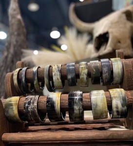 Brazaletes y Pulseras de Cuerno Genuino en Elegante Tono Natural, Joyería Ligera y Duradera - Product Image 6