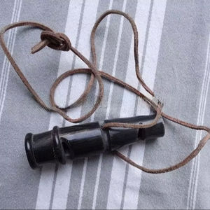 Silbato de Cuerno de Búfalo para Mascotas |   Silbato de Adiestramiento Animal Hecho a Mano de Alta Calidad - Product Image 1