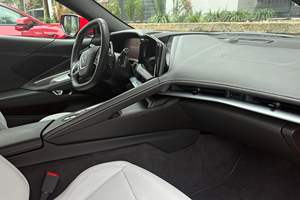 คอร์เวทท์ สติงเรย์ คูเป้ ปี 2026 เครื่องยนต์ 6.2 ลิตร V8 สีแดงทอร์ช ไม่ได้ดัดแปลง - Product Image 4