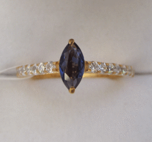 Anillo Romántico de Circonita Blanca e Iolita, Corte Marquesa, Chapado en Rodio, Estilo Compromiso, con Corte Elegante, Certificado por GIA - Product Image 1