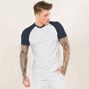 Camiseta de Manga Corta Raglán para Hombre, con Contraste Azul Marino en las Mangas, Gris, de Algodón, con Logotipo Personalizado, OEM, ODM, Ropa al por Mayor - Product Image 1