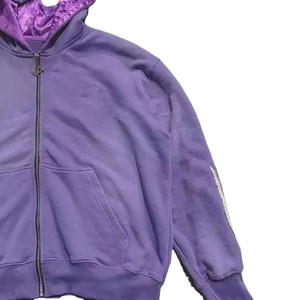 Sweat à capuche zippé personnalisé pour homme, en coton épais, avec broderie chenille, effet délavé soleil, finition vintage et doublure satinée - Product Image 3