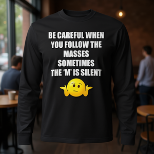 Camiseta Promocional de Manga Larga con Frase Sarcástica y Divertida: ¡Cuidado con las MASA de gente que sigues! - Product Image 3