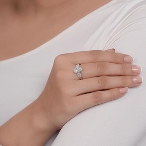 Anillo de Compromiso con Diamante Ovalado de 2.09 Ct Cultivado en Laboratorio con Diamante en Forma de Pera de 0.79 Ct en Ambos Lados, Viene con Certificado - Product Image 2