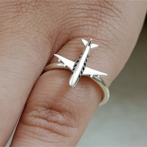 Bague signet géométrique minimaliste en forme d'avion, faite à la main en argent sterling, bijou d'aviation, cadeau de voyage unique pour elle - Product Image 1