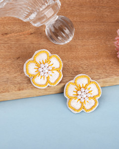 Pendientes Bordados florales con cuentas, diseño de flores amarillas y blancas, Centro de perlas, joyería de moda, ropa de fiesta llamativa elegante - Product Image 1