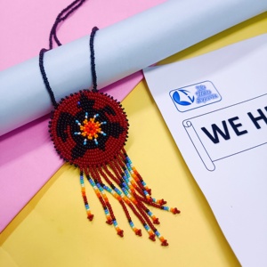 Collier artisanal en perles avec pendentif circulaire vibrant et franges multicolores, une célébration de l'heritage et du design artisanal - Product Image 5