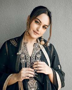 Nouveau Designer fête et mariage porter Chinon soie séquence Zari broderie travail haut et Sharara avec travail lourd Georgette Dupatta - Product Image 4