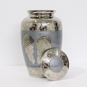 Urnes de crémation ailes d'ange de meilleure qualité pour cendres humaines Urne en cendres en laiton avec ailes gravées Urnes en laiton artisanales avec revêtement en émail - Product Image 1