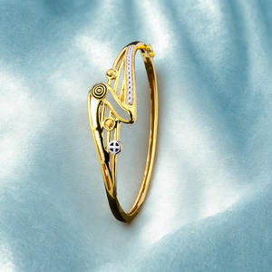 Brazalete moderno y artístico de oro para mujer con un diseño único de calado y detalles de dos tonos, elegante brazalete de diseñador de Kinnova Jewels. - Product Image 5