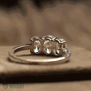 Bague de fiançailles de style trois pierres en diamant taille ovale pour femme - Product Image 1