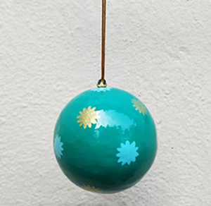 Motif floral rouge et or papier mâché ornement de Noël décoration suspendue à la main pour arbre disponible au prix de gros - Product Image 3