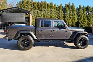 Gladiator Sport 4x4 2020 en parfait état, moteur V6 de 3,6 litres, kit de rehausse de 2 pouces, toit souple Sunrider pliable, faible kilométrage - Product Image 3