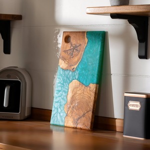 เขียงไม้ที่มีส่วนผสมของศิลปะเรซินผสมผสานการใช้งานได้จริงและมีสไตล์สำหรับการตกแต่งห้องครัวหรือการใช้ผ้าชาร์จ - Product Image 5