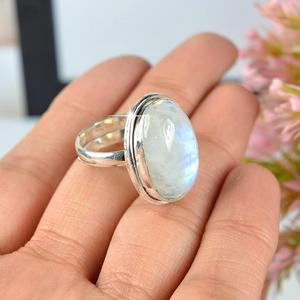 Anillo de piedras preciosas de piedra lunar arcoíris Chapado en plata para mujer estilo clásico ajustable y regalo de cumpleaños a la venta Soha Agate - Product Image 1