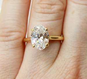 Anillo de compromiso solitario minimalista de diamante de corte ovalado de 10x8mm Plata de ley chapado en oro de 18 quilates Ajuste de cuatro puntas | Boda nupcial - Product Image 1