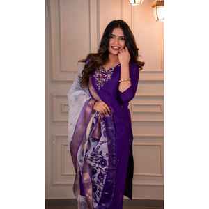 Lancement de la nouvelle collection de Kurtis et de pantalons de soirée modernes et festifs, avec dupatta, en soie romaine premium et imprimé numérique. - Product Image 1