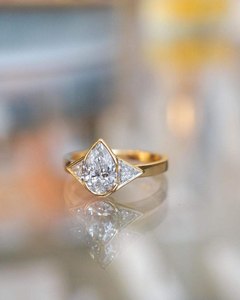 Bague de fiançailles à trois pierres en diamant de laboratoire taille poire 1,75 carat (CTW) CVD avec sertissage clos en or jaune 14 carats, bijoux de mariage - Product Image 2