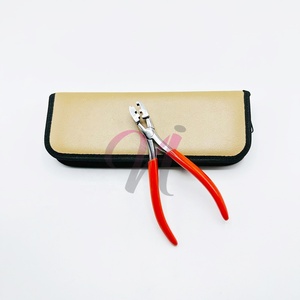 Pince d'extension de cheveux à pointe en U polie argentée avec poignée en caoutchouc orange sur les poignées pour un maintien confortable et facile à travailler - Product Image 2