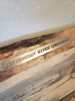 Plaques signalétiques métalliques découpées sur mesure - Texte personnalisé pour un décor industriel moderne