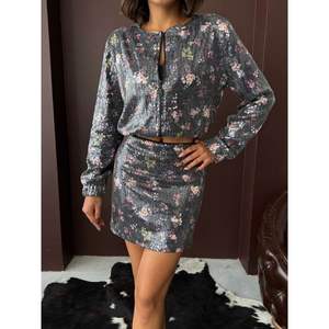 Chaqueta con Cierre y Lentejuelas con Estampado Floral para Mujer, Topshow, Accesorio de Moda al por Mayor - Product Image 2