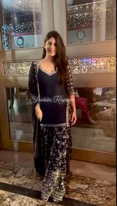 Lancement d'un nouveau vêtement de soirée de créateur, Look nouveau, pantalon Kurta Dupatta avec broderies lourdes, séquence de travail, vêtements de mariage entièrement cousus - Product Image 6