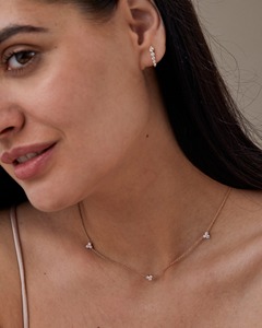 Collar de Diamantes Trio Station con Tres Piedras de 0.46 Ct, Diamante Natural Color G-H, Claridad VS, Oro Sólido de 14K, Aniversario, Hecho a Mano - Product Image 3