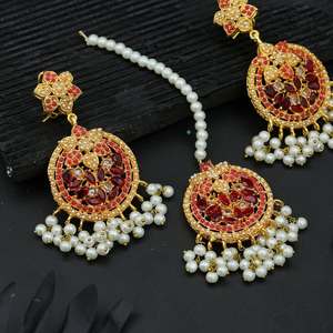 Pendientes Jhumki Tradicionales Indios Antiguos, Últimos Modelos de Joyería de Moda Chapada en Oro Hecha a Mano para Mujer Disponible - Product Image 3