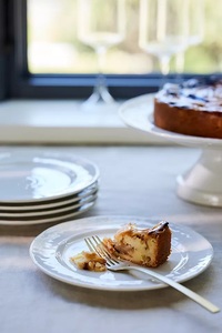 Assiette à dîner en céramique blanche classique, design rond intemporel, finition brillante, qualité durable, idéale pour les repas quotidiens - Product Image 3