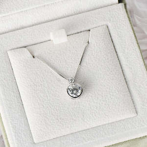 Collier pendentif en argent sterling avec chaîne en boîte à maillons, moissanite ronde taille brillant de 8 mm, 2 carats, 3 mm, double sertissage, tendance pour femmes - Product Image 4