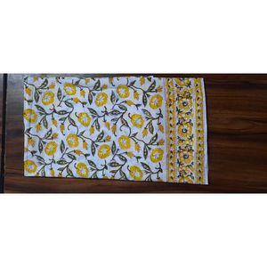 Écharpe en coton doux imprimée à la main avec pompons dessinés à la main, accessoire élégant - Product Image 4